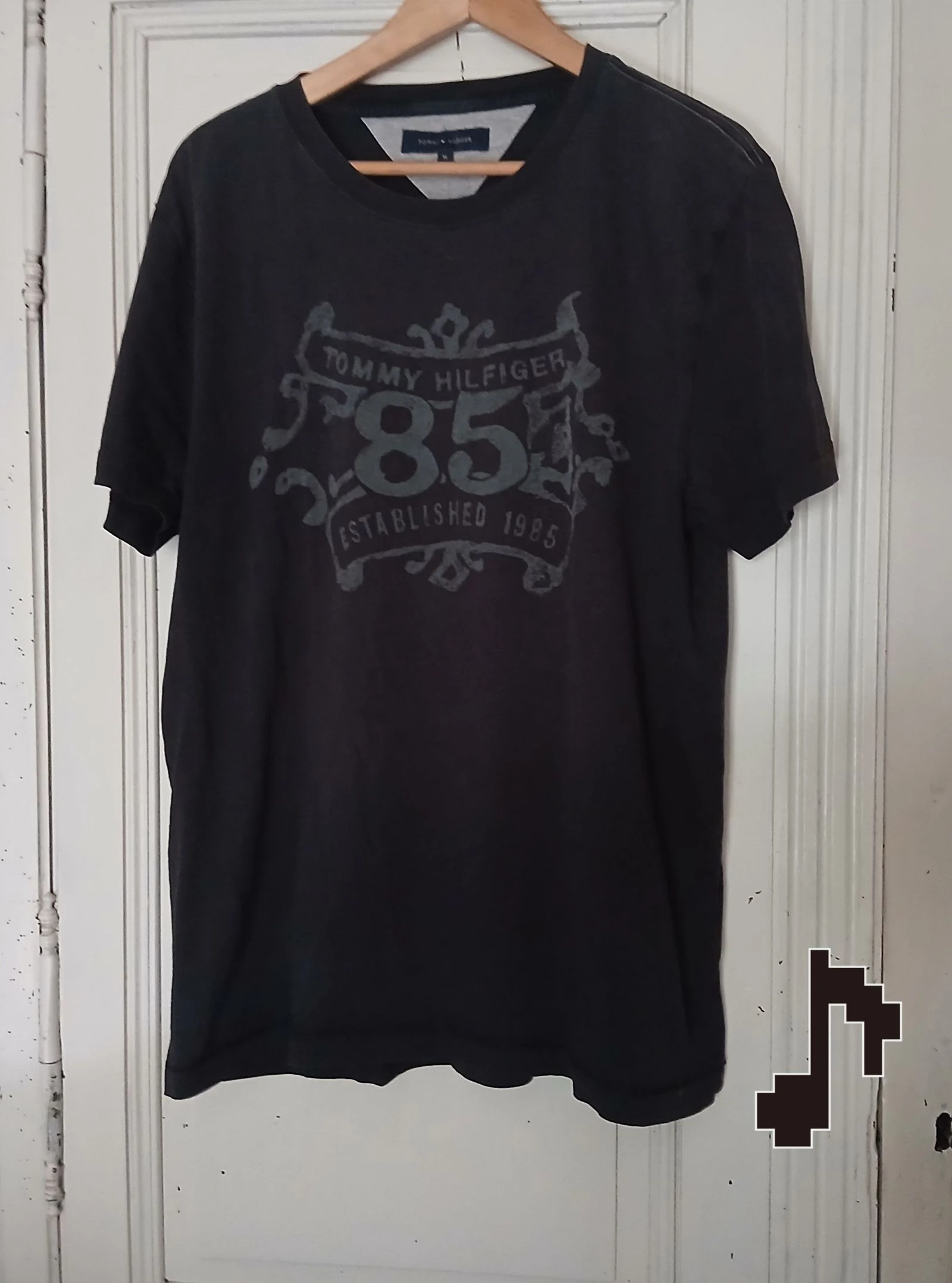 T-shirt Tommy Hilfiger Noir Délavé Graphique '85' - Taille XL
